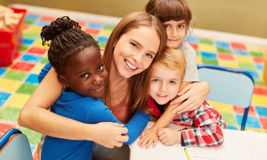 professora-do-ministério-infantil-abraçada-nas-crianças