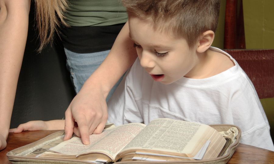 criança-lendo-a-bíblia