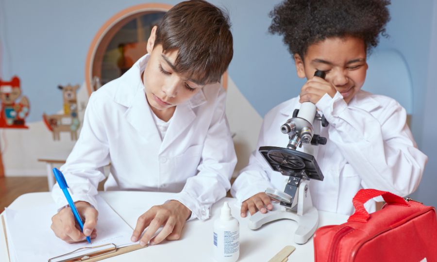 crianças-fazendo-atividades-analisando-um-experimento