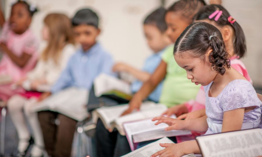 crianças-lendo-a-biblia