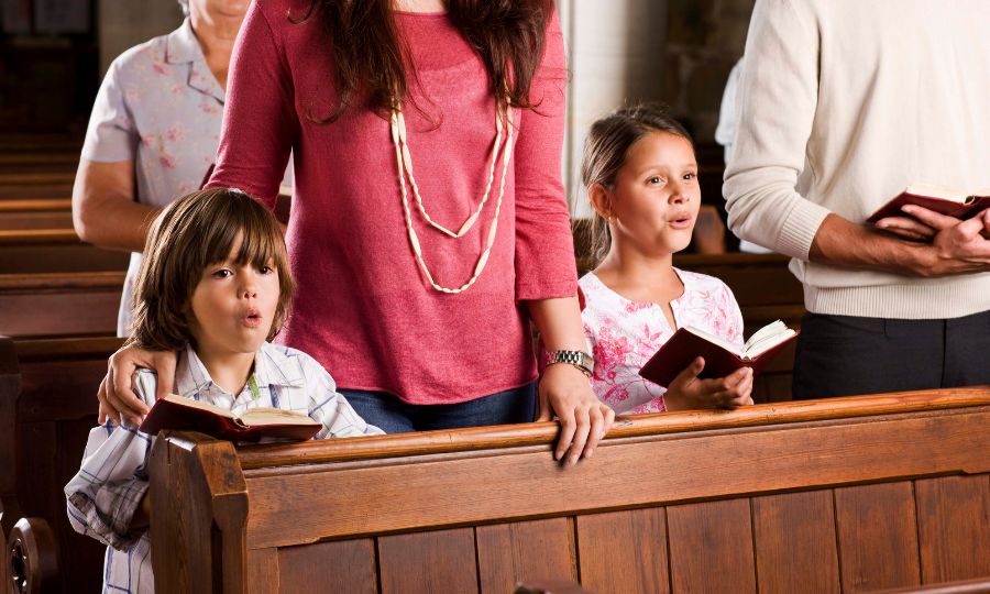 crianças-na-igreja-com-os-pais