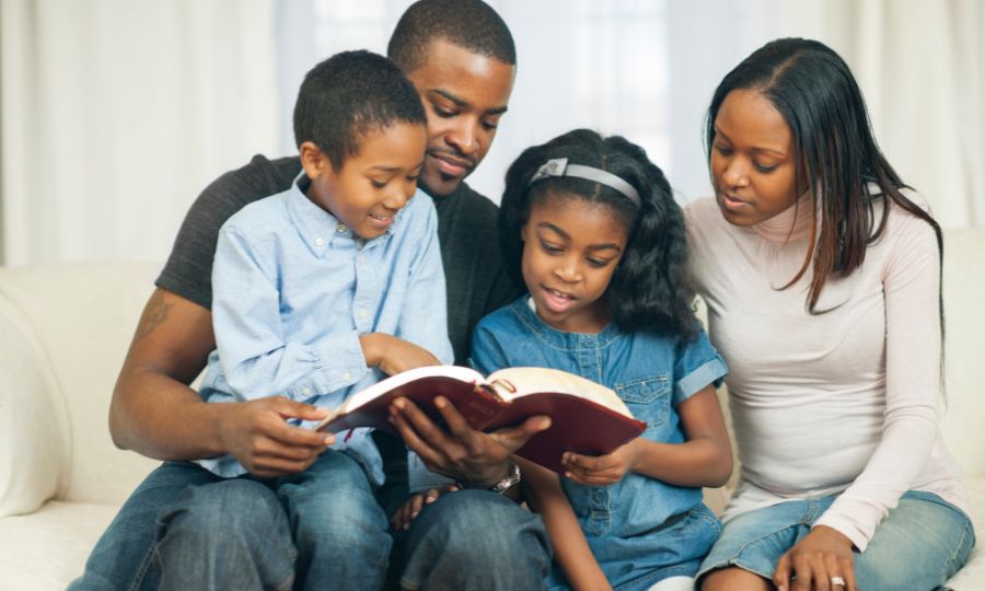família fazendo devocional infantil