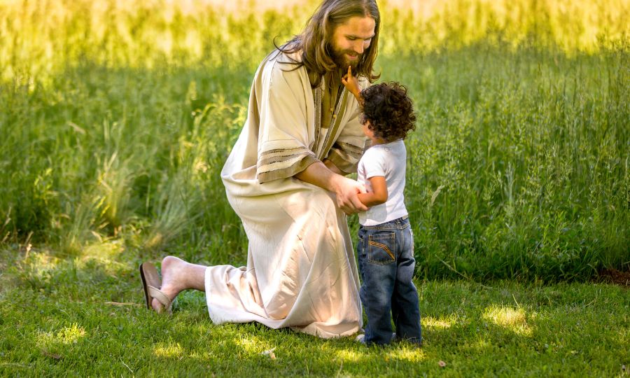 jesus-de-joelhos-com-uma-criança