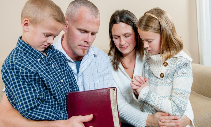 pais-com-os-filhos-no-devocional-infantil