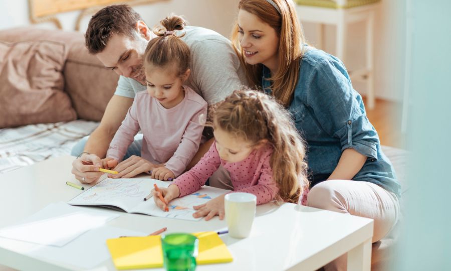 pais-e-filhos-pintando-desenhos