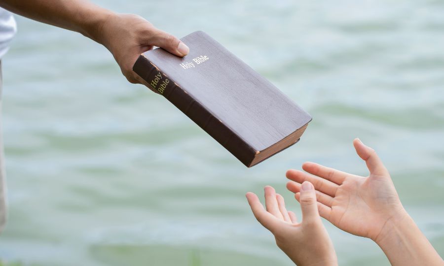 pessoa-entregando-a-bíblia-para-outra-pessoa