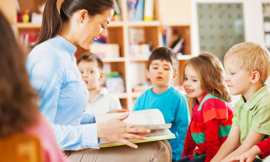 professora-lendo-livro-para-crianças