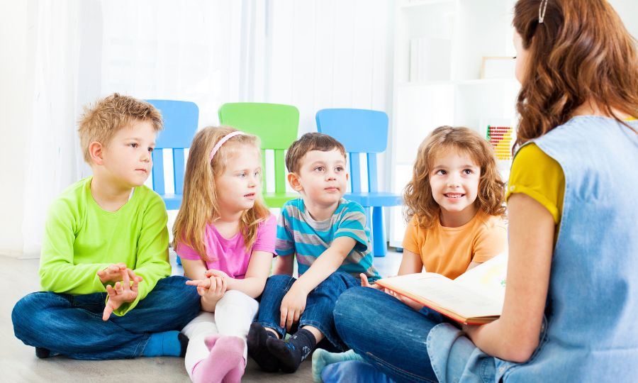 professora-lendo-livro-para-crianças
