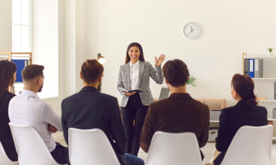 líder-do-ministério-infantil-orientando-voluntários