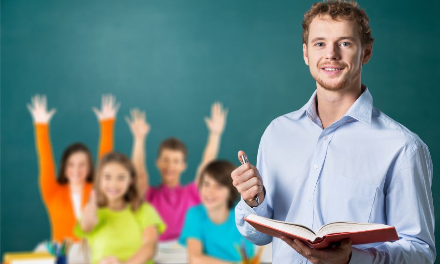 professor-com-crianças-no-ministério-infantil