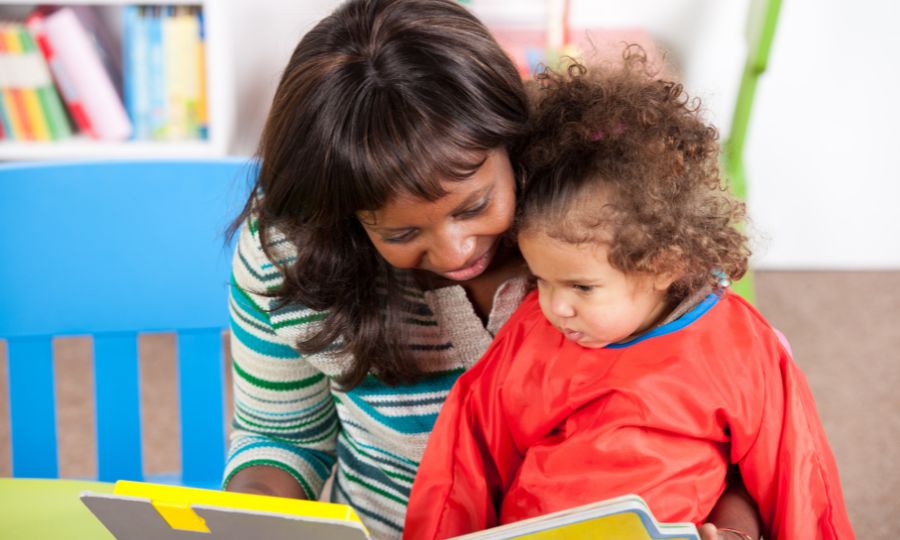 professora-contando-história-para-bebê