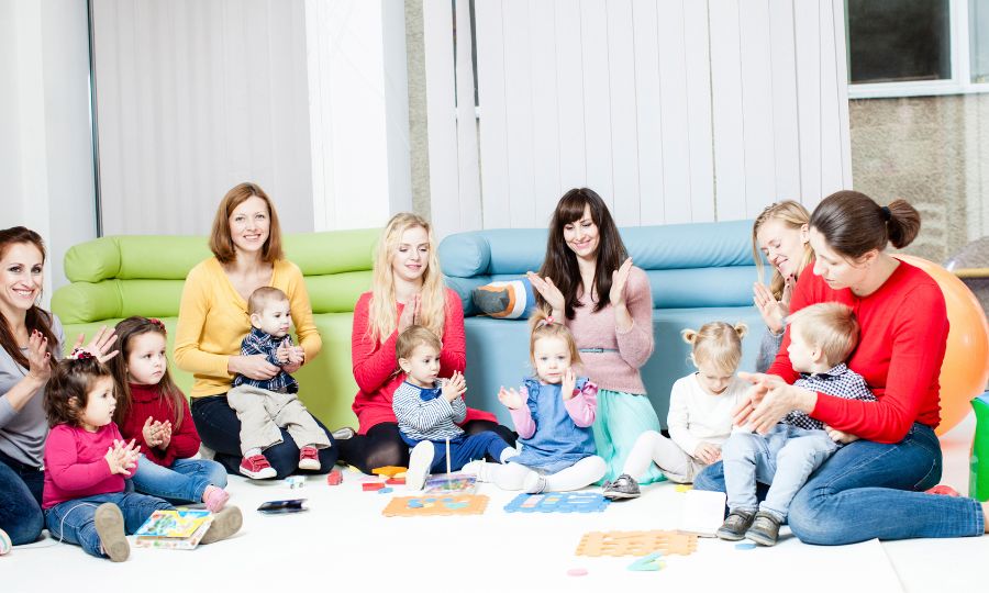 professoras-com-crianças-no-berçário