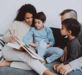 Como fazer culto doméstico com crianças (15–30 min): roteiro pronto, exemplos e perguntas para conversar em família