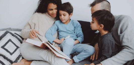 Como fazer culto doméstico com crianças (15–30 min): roteiro pronto, exemplos e perguntas para conversar em família